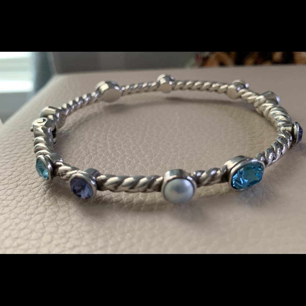 Hinged bangle